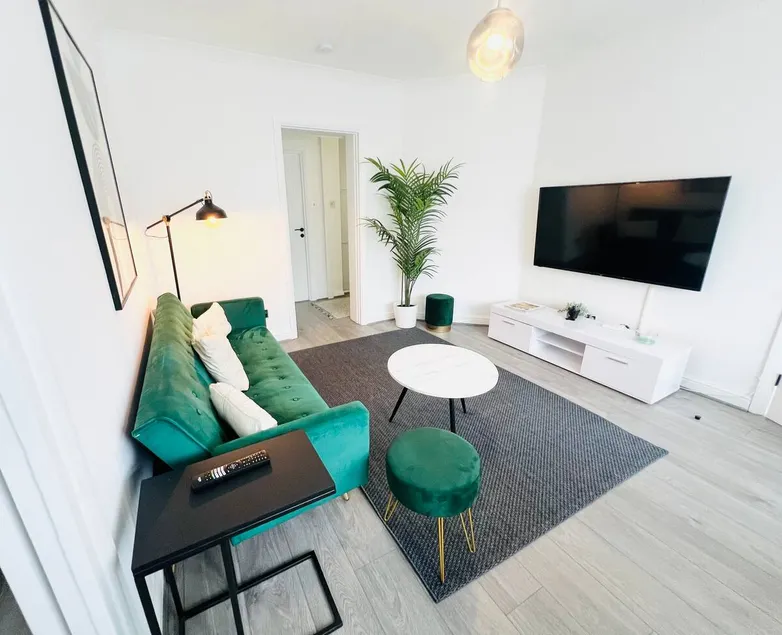 ArtLounge-2 bed garden Free parking - Image 1