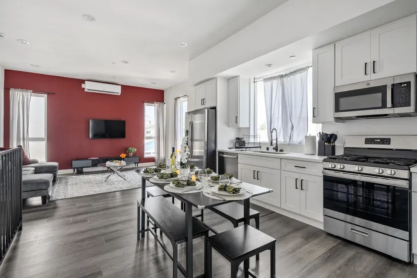 Modern 4BR Suite | Secure Parking | Near USC DTLA - Image 1