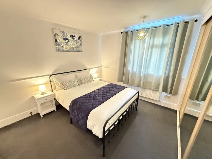Burnham-Slough Spacious Six Bedroom House - Image 1