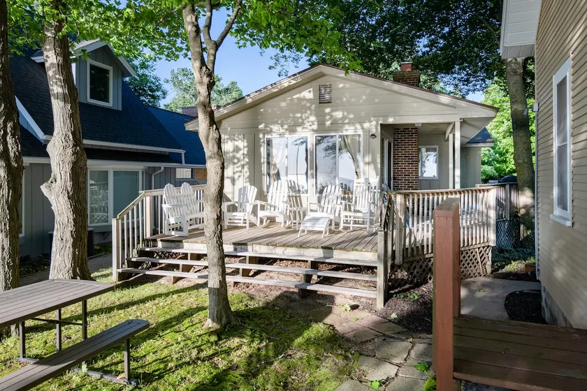 Vintage Cottage on Lake Michigan - Image 1