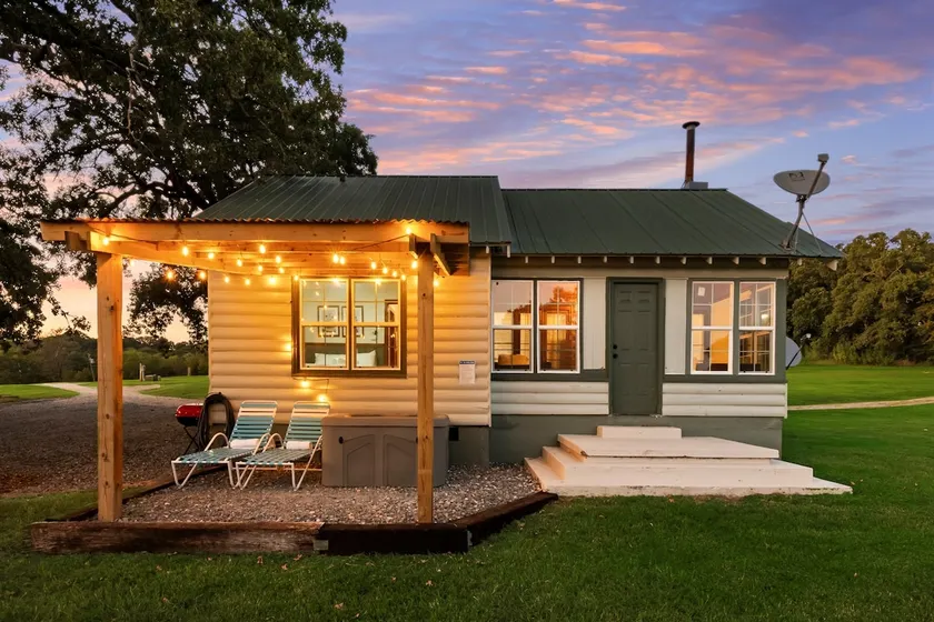 Cedar Nest- Lakefront Cabin Retreat with a Jacuzzi - Image 1