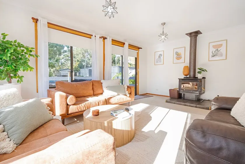 Tasman Breeze—Beachside Escape near Historic Site - Image 1