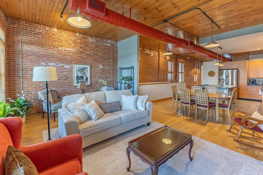 La Crosse Center View: Stunning 2BR Apartment - Image 1
