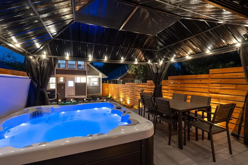 Hot Tub & Gym in the Heart of KC - Image 1