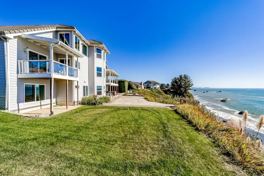 Gorgeous oceanfront estate with amazing views & ho - Image 1