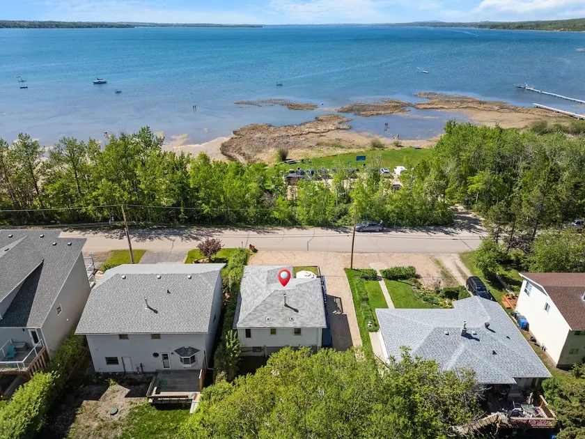 Kinepik Cottage Sunroom with Beach Access - Image 1