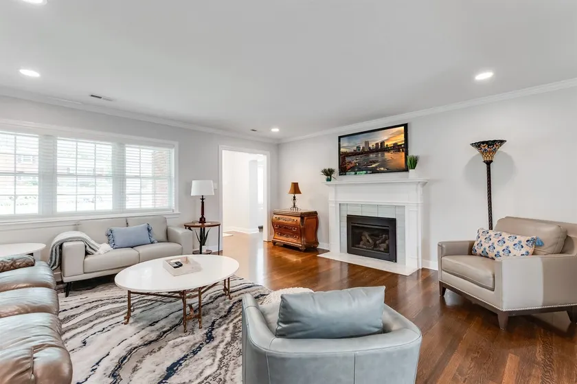 Gracious-Lee at Willow Lawn | 3BR Prime Location - Image 1