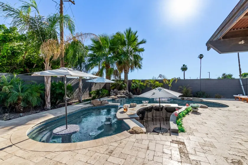The Olive: Swim Up Bar 14 Person Hot Tub 5BR 9Beds - Image 1