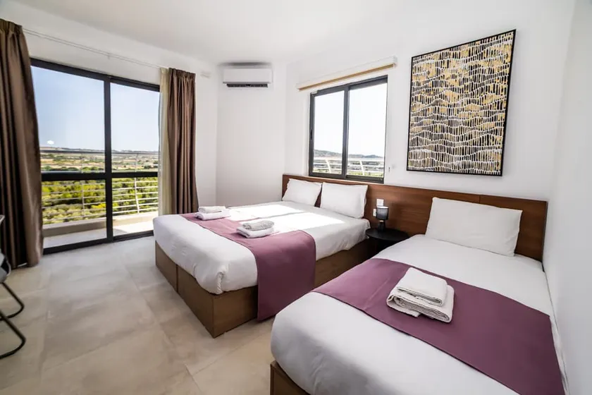 Bright Triple Studio Apartment with Balcony by Hos - Image 1