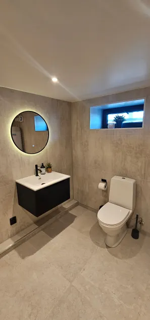 Modern 2-room apartment close to the city center with parking - Image 1