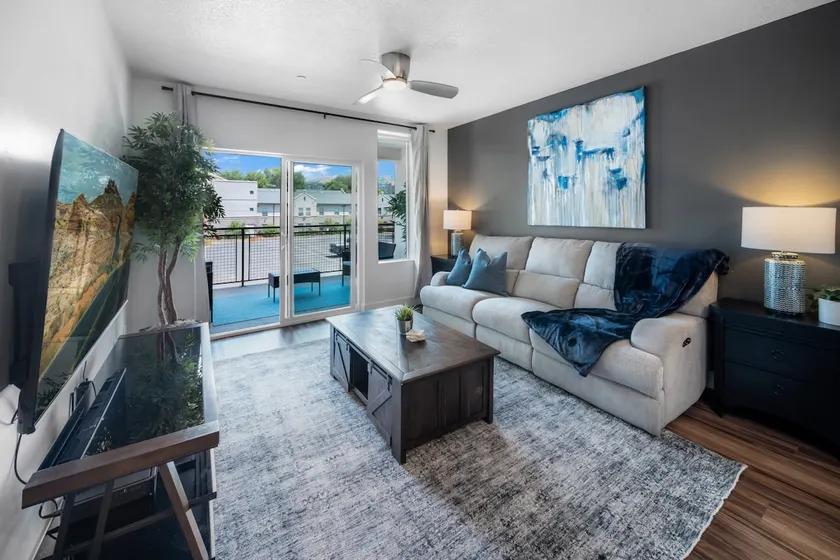 Deluxe 1BR 1BA Pool, Gym, Htub, Pkg - Image 1
