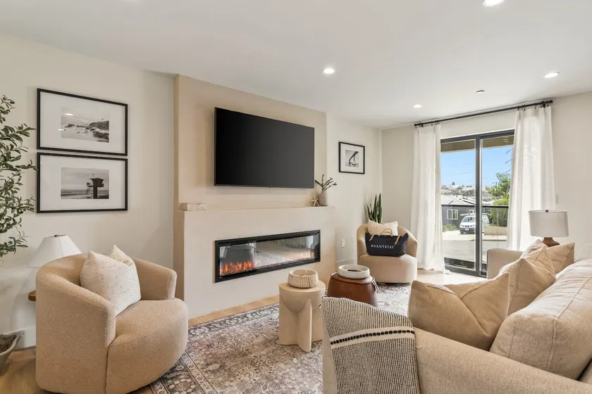 Modern 5bdr Beach House Near Sunset Cliffs Point View Retreat by Avantstay - Image 1