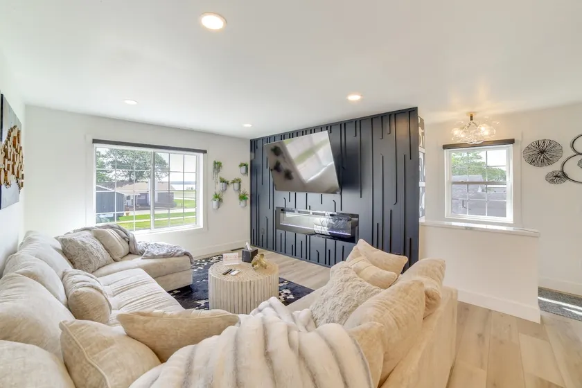 Heated Garage, Walk to Waterfront: Michigan Escape - Image 1