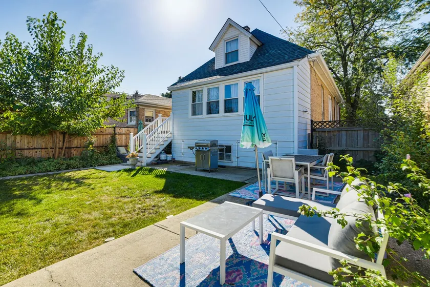 2 Mi to Logan Square: Pet-Friendly Urban Oasis! - Image 1