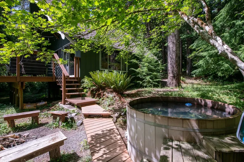 Fog & Fern Hideaway - Cozy Cabin w Private Hot Tub near Mt Rainier - Image 1