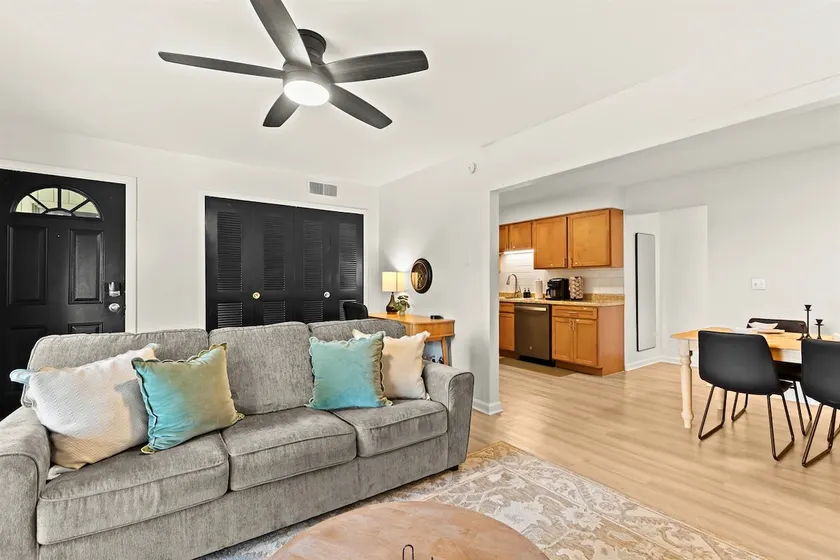 Stylish Upper Apartment | King Bed | Conveniently - Image 1