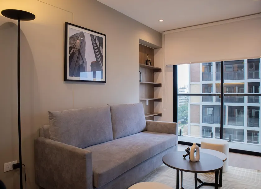 Majestic 1BR with Balcony in Miraflores - Image 1