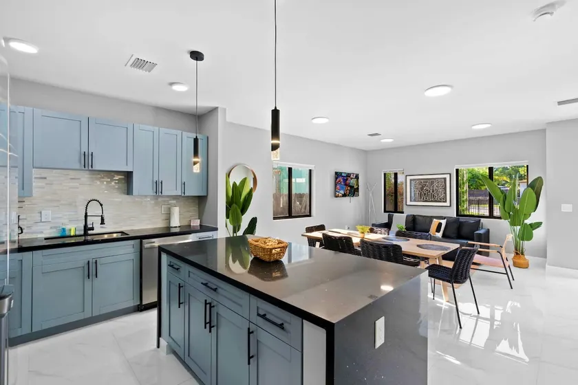 Miami Townhouse Near to Airport - Image 1