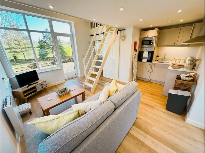 Honey Bee Cottage Tiny House Welshpool - Image 1