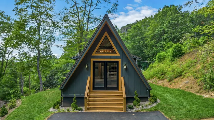 A-frame in Downtown West Jefferson · Hot tub - Image 1