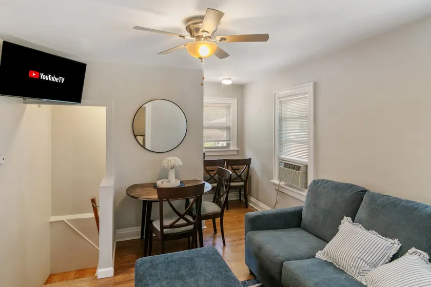 Cozy 2 bed Apt 2 train stops to the Naval Base - Image 1