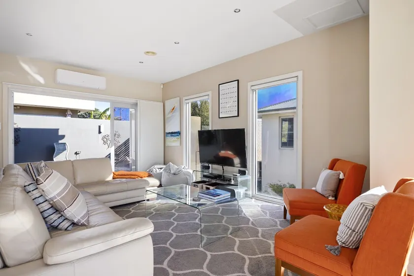 Spacious 3-Bed Townhouse Near Dromana Beach - Image 1