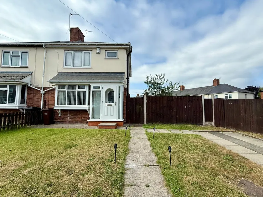 Spacious 3-Bed Home Contractor-Friendly with Parking in Wolverhampton - Image 1