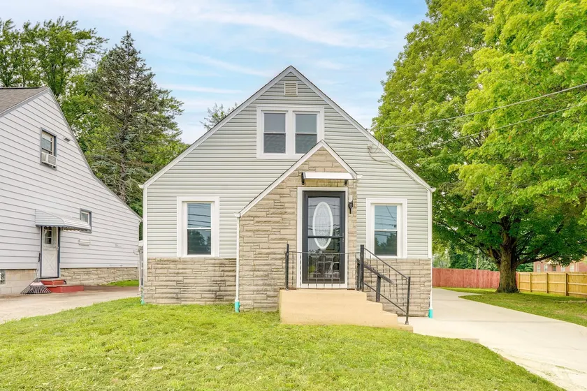 3 Mi to Dtwn Youngstown & Ysu: Family Home w/ Yard - Image 1