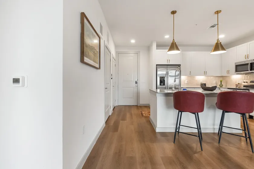 Large Lively Apt 2104 MER 2104 - Image 1