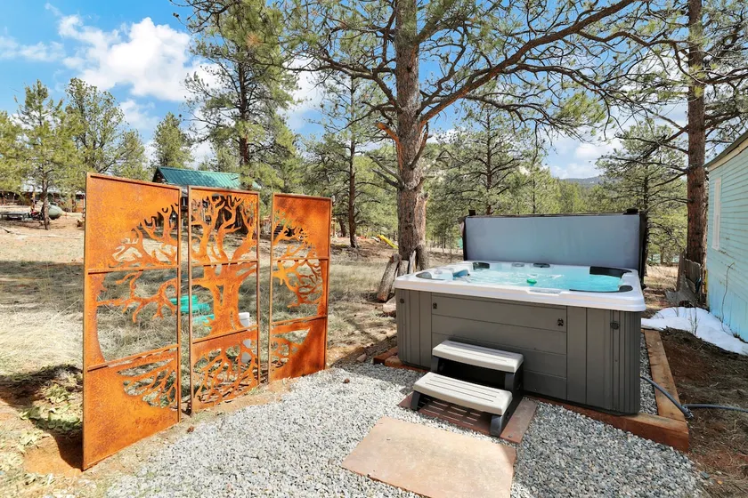 Timeless Pineview Cottage | Hot Tub & Pet Friendly - Image 1