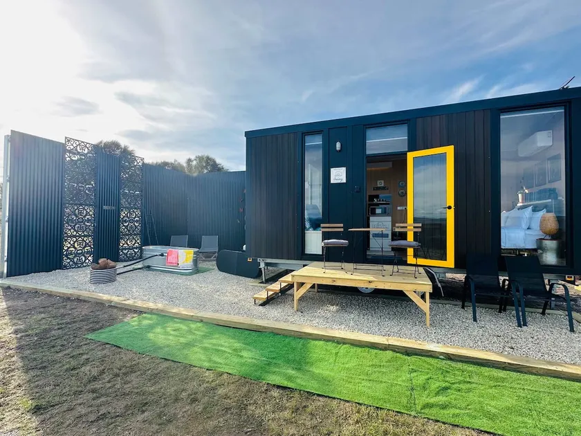 Dunalley Bay Beachfront Retreat by Tiny Away - Image 1