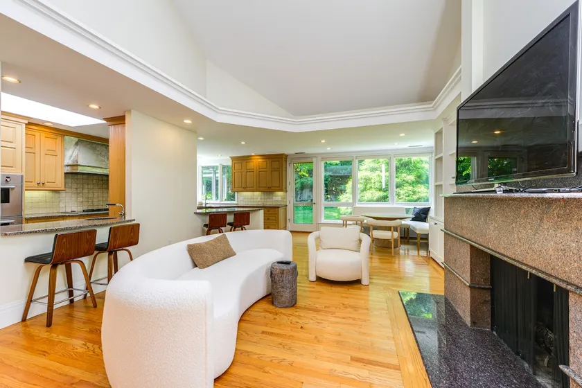 18 Mi to Boston - Stylish Unit in Upscale Enclave! - Image 1