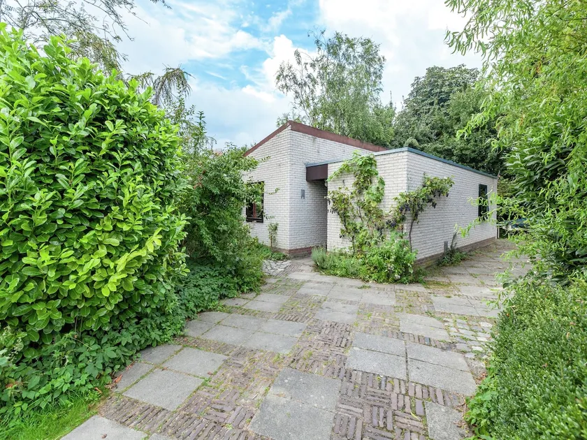 Lake Escape w Garden - Image 1
