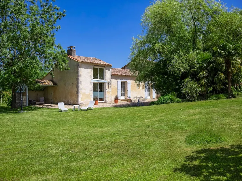 Tranquil Holiday Home in Saint-Martin-de-Gurson with Garden - Image 1