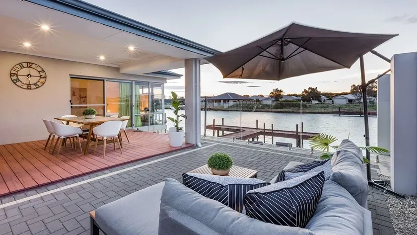 Stylish Marina-Front Getaway - Image 1