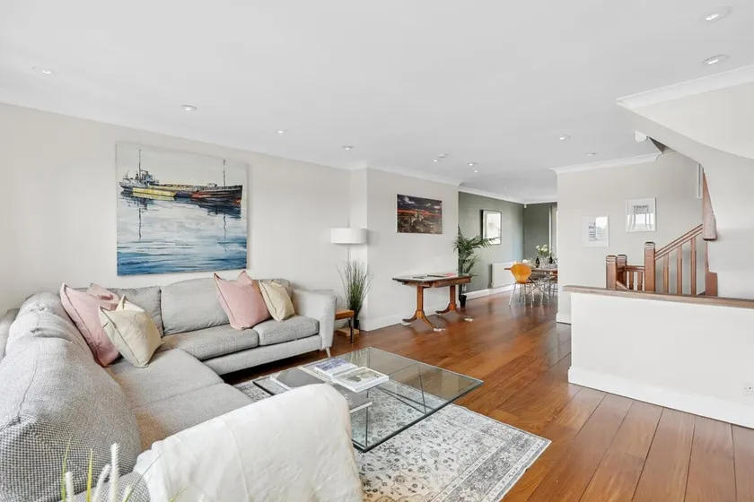 5 Bed 3 bath Private Riverside House with Balcony and Patio over River Thames Flexible renting and S - Image 1