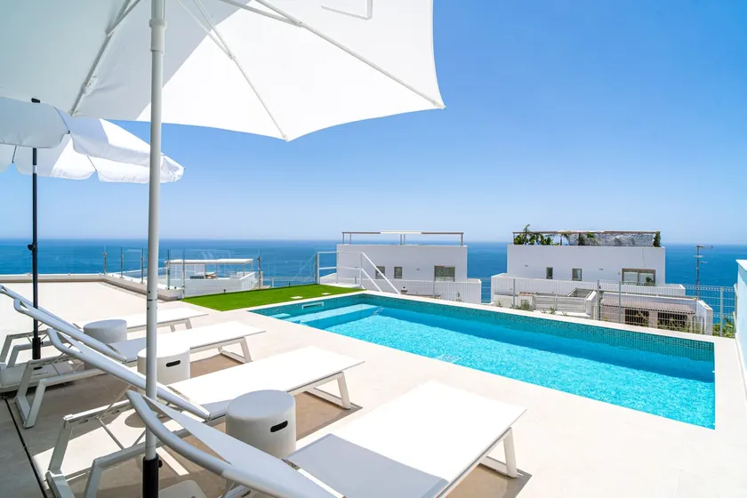 Bayview Hills Premium Pool Suite - Image 1
