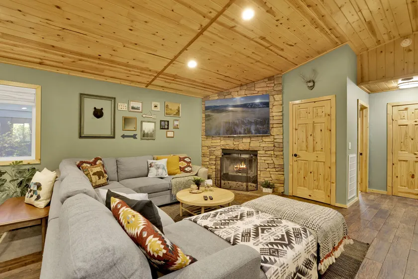 Country Club Cabin ~ Fenced Yard, Dog-friendly cabin in heart of Big Bear with hot tub. - Image 1