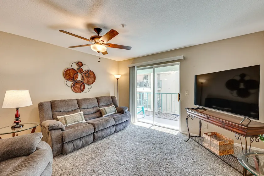 Community Pool & Gym: Apt 5 Mi to Laughlin Casinos - Image 1