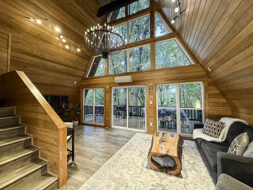Brand New Fox Hill Cabin Where Country Charm nearby Hot Springs - Image 1