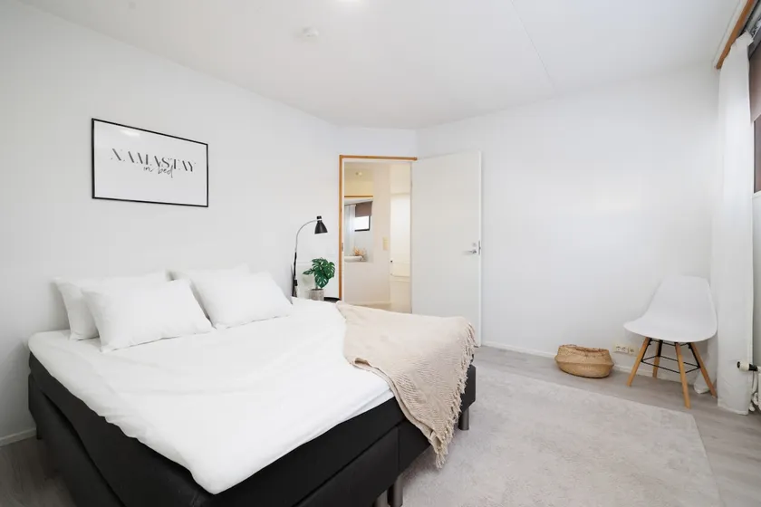 Spacious 1BR Near City Center, Free Parking - Image 1