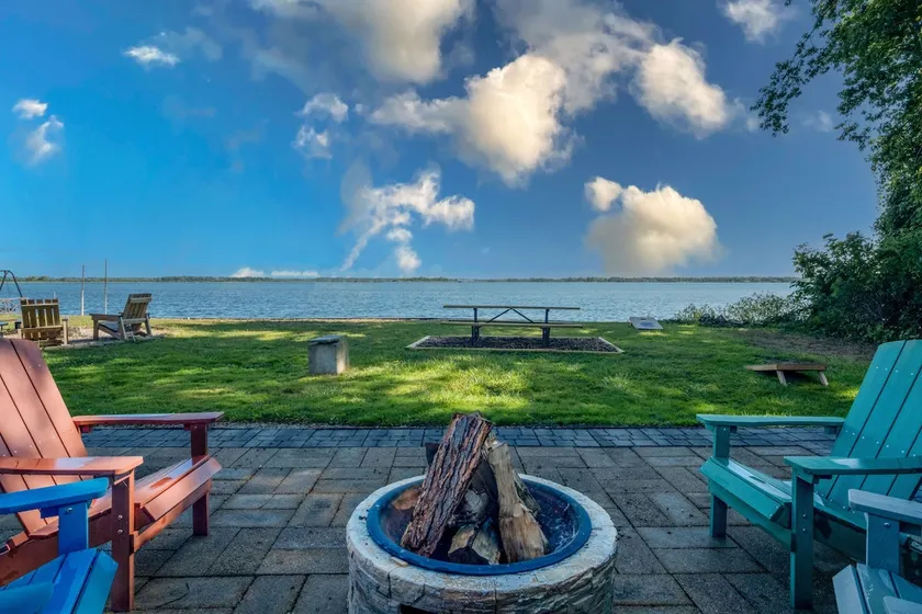 Lakefront 2BR Nautical Cottage with Hot Tub - Image 1