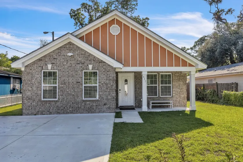 Great Downtown 4BR with 8 Beds and Foosball Fun - Image 1