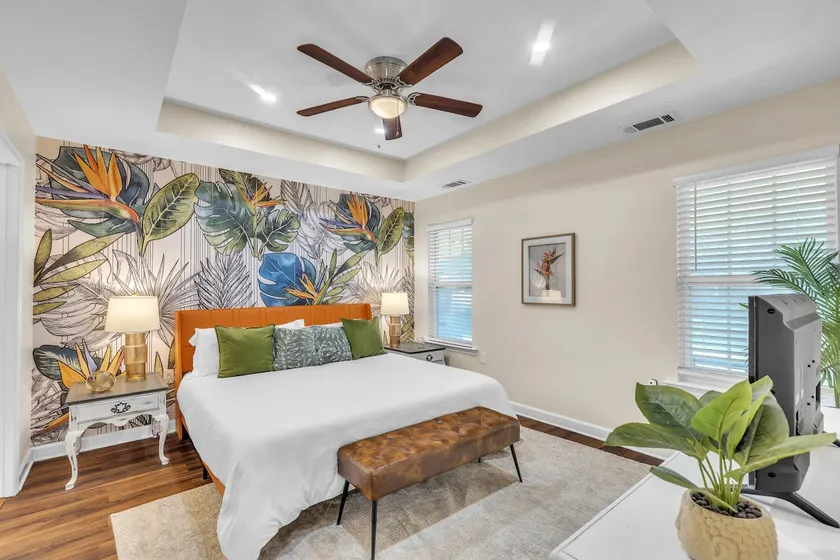 Great Downtown 4BR with 8 Beds and Foosball Fun - Image 1