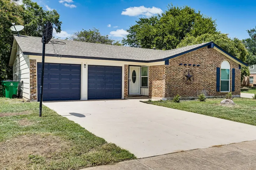 Family Home in Ft Worth Suburbs Near Benbrook Lake - Image 1
