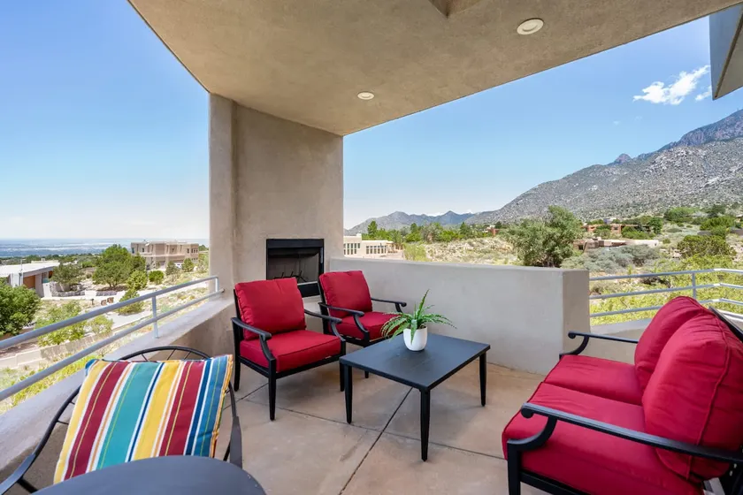Luxury 4BR Retreat with Mountain views - Image 1