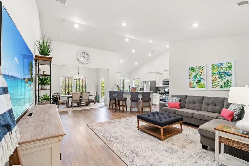 Light and Bright 3BR with Backyard on Golf Course - Image 1