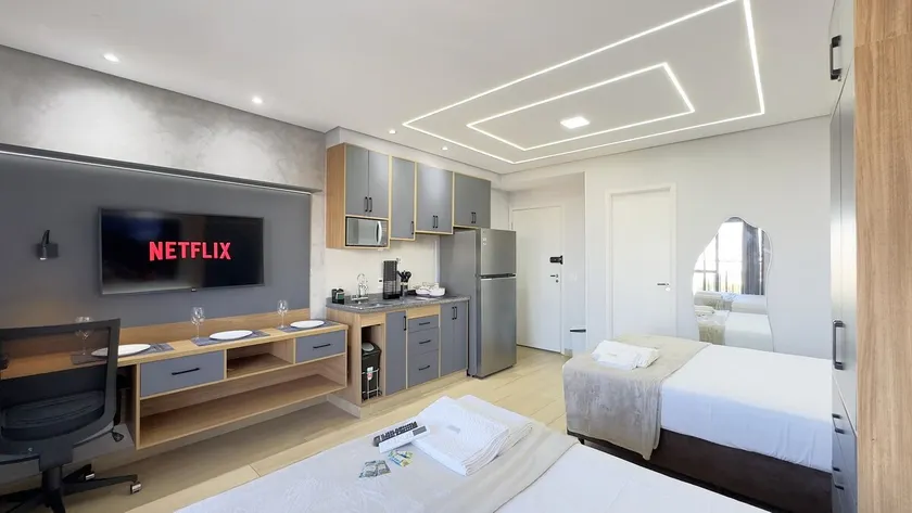 Modern apartment with 2 double beds + facing the subway - Image 1
