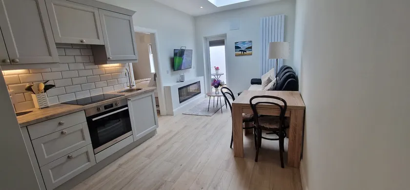 Newly Refurbed 1BD Cottage in Prime Location - Image 1