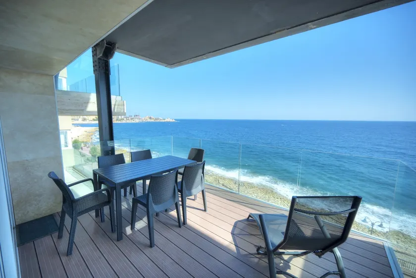 Large 3 bedroom with seafront balcony DDIF1-5 - Image 1